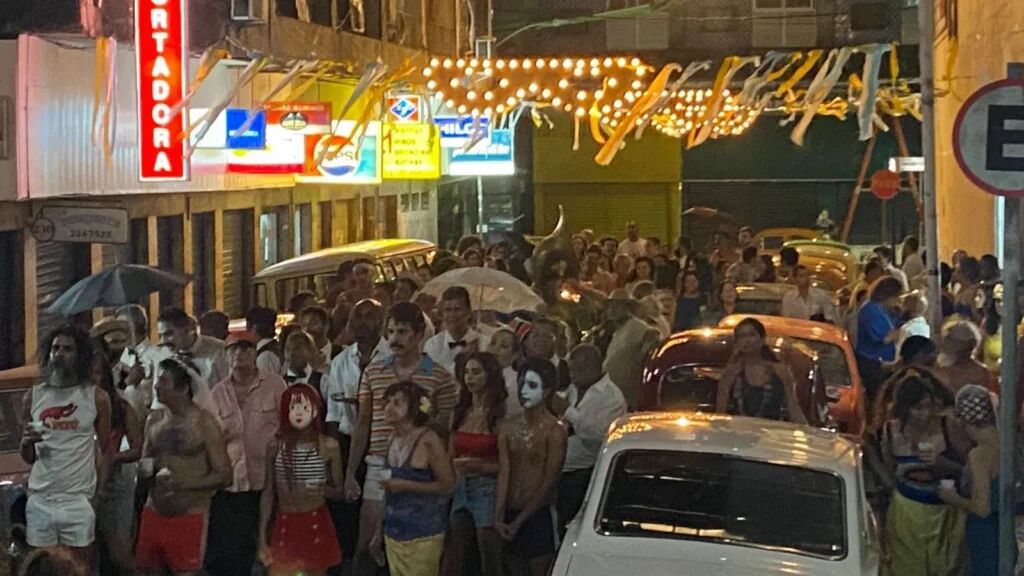 Een drukke Braziliaanse straat vol auto's en mensen