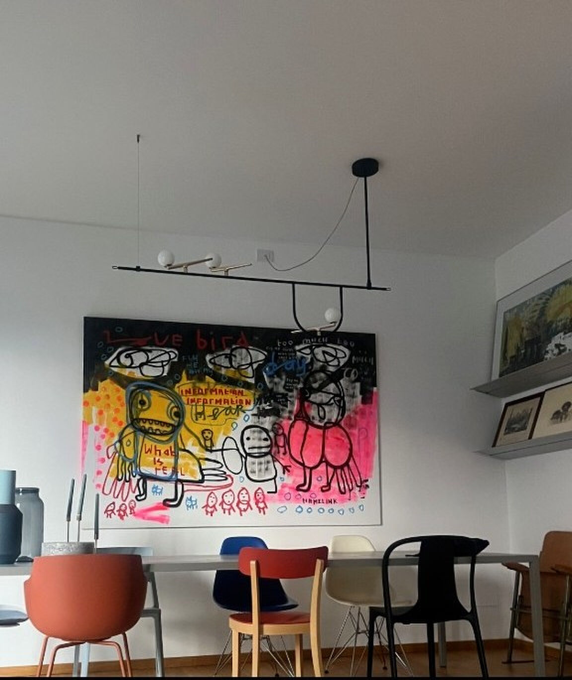 Bart Hamelink zijn schilderij bij klant in huis op de muur