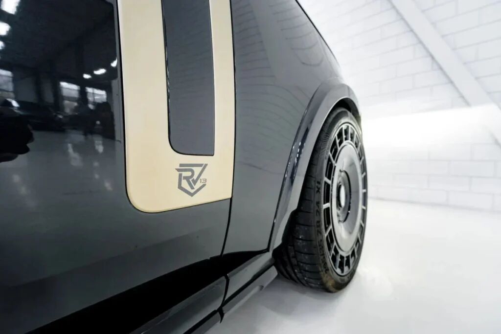 De zijkant van de Range Rover P550e, de auto die Rico Verhoeven op marktplaats heeft