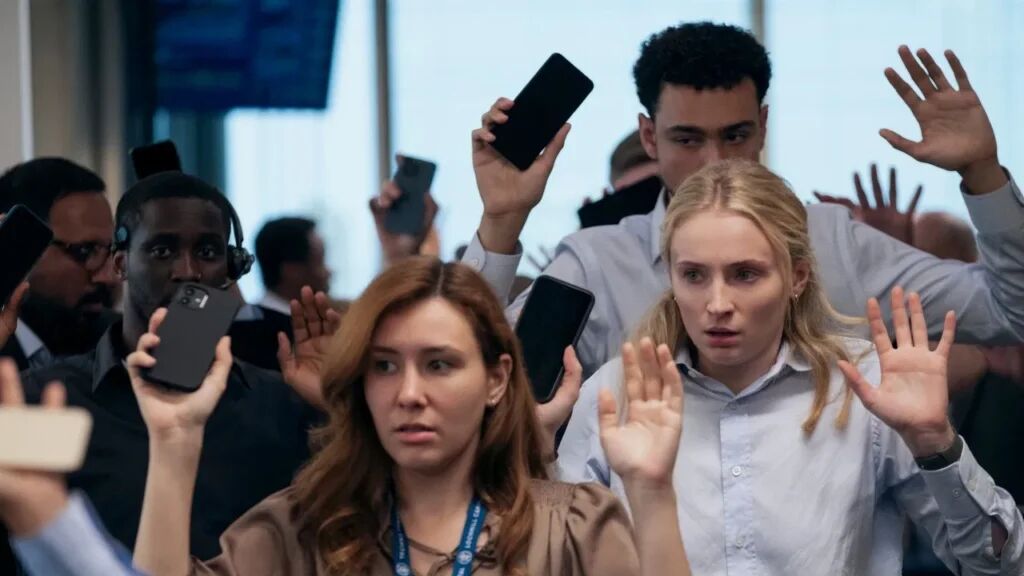 De cast van Steal in een spannende scène