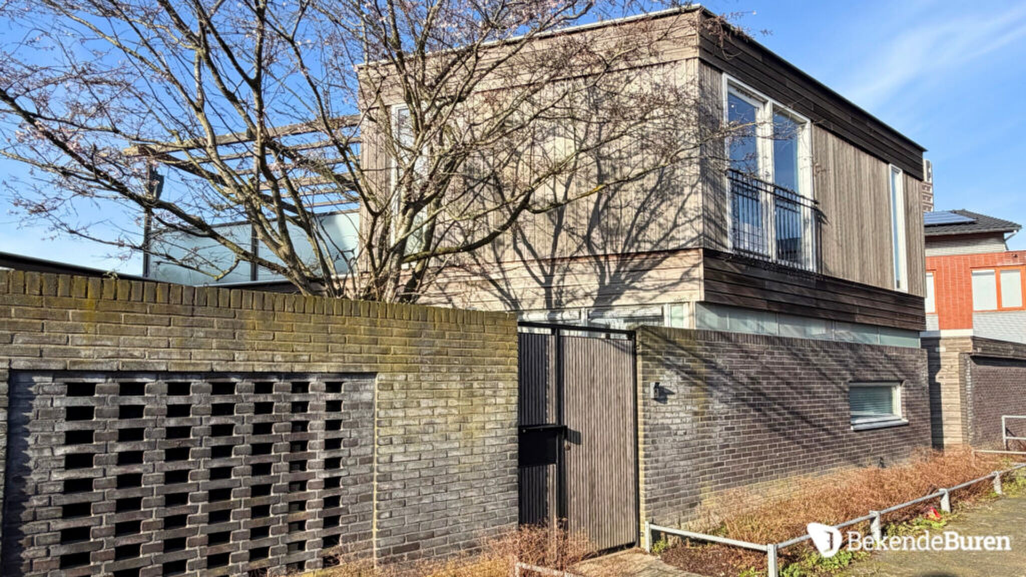 De zijkant van de woning van Willie Wartaal.