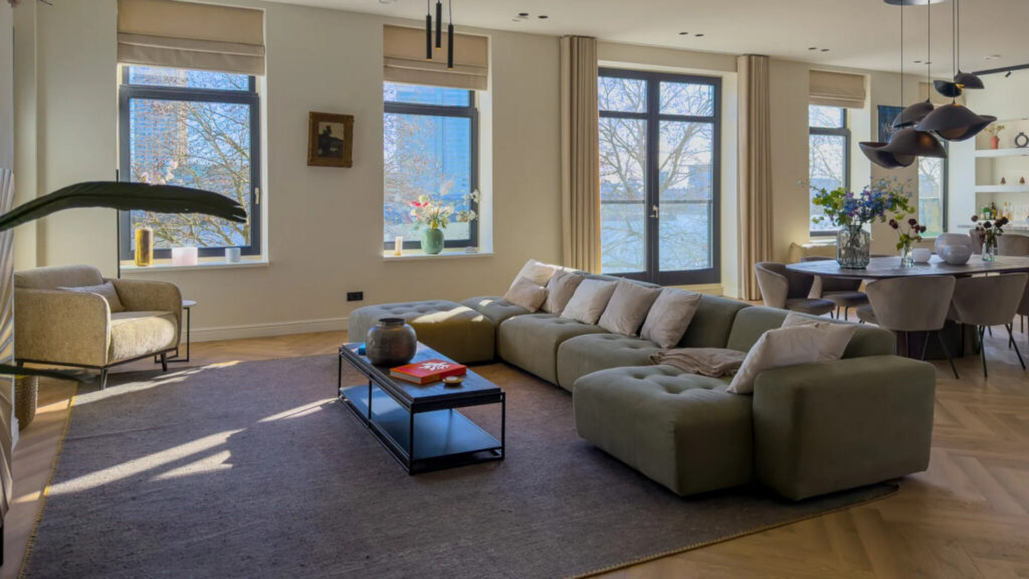 De living van het appartement van Erland Galjaard.