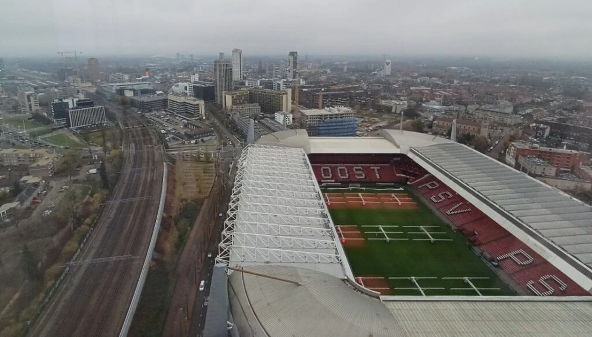 Het uitzicht vanuit een van de woningen, waardoor je iedere PSV-wedstrijd kan zien.