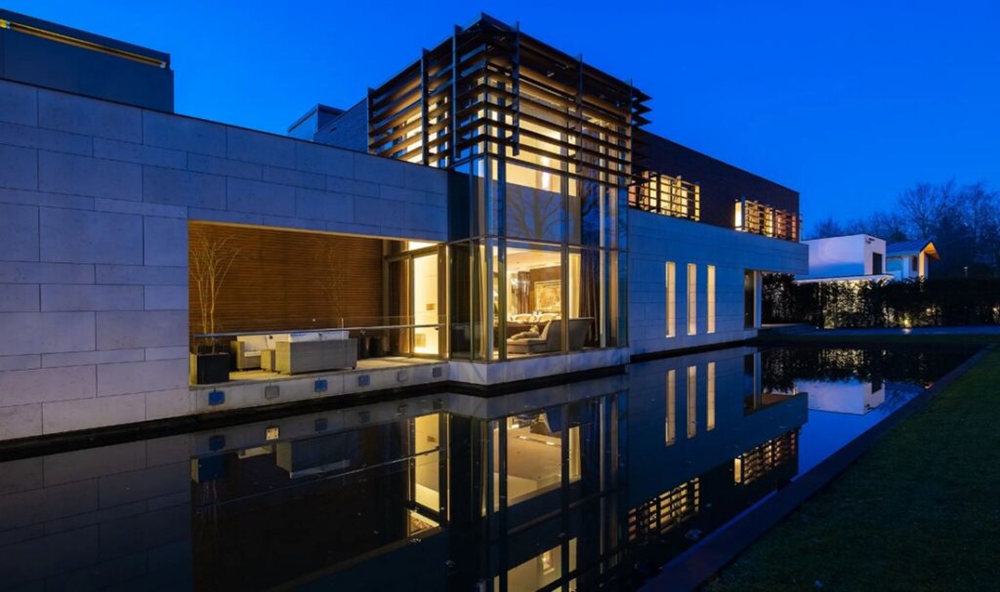 De achterzijde van de villa die werd verkocht voor een prikkie.