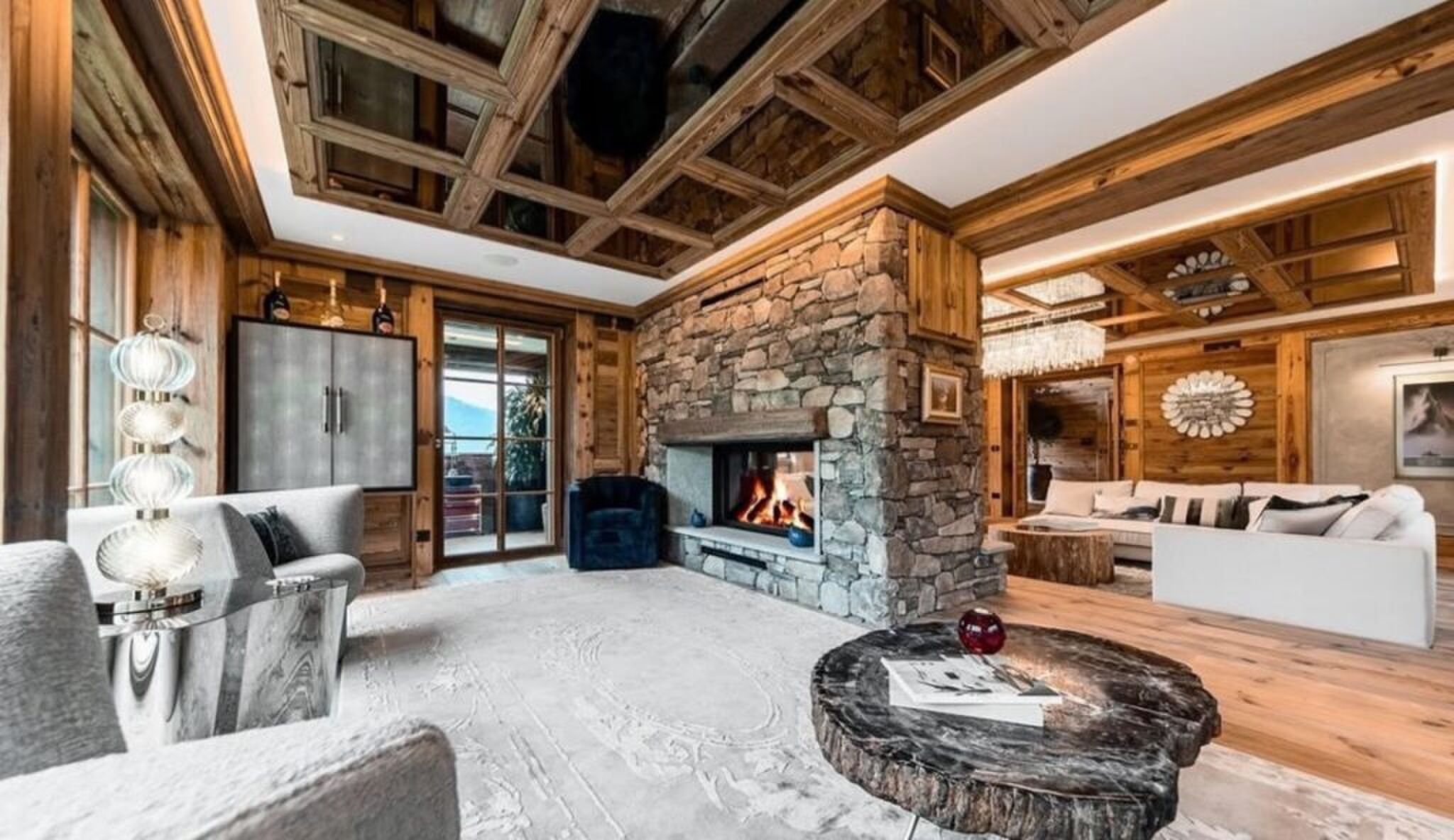 De woonkamer van het chalet in de Alpen.