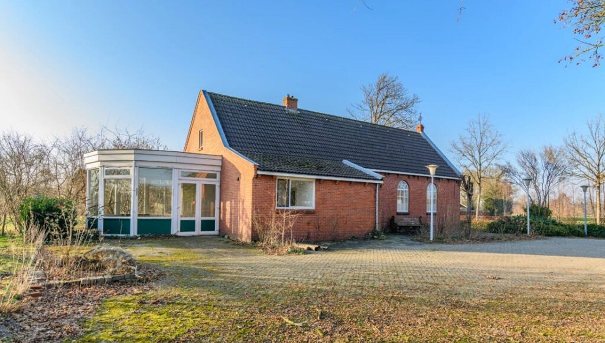 De achterzijde van de kerk op Funda