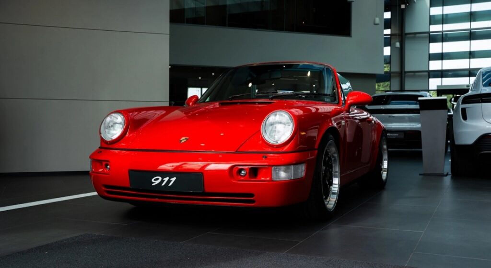 De voorzijde van de Porsche van Snelle.