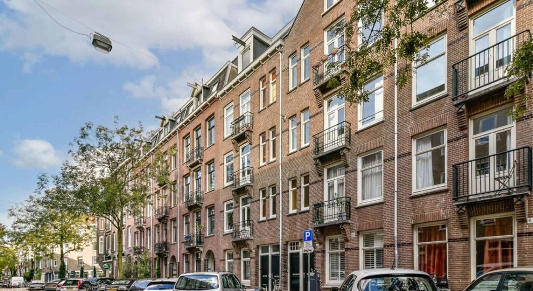 De buitenkant van het huis van Roxy Dekker.