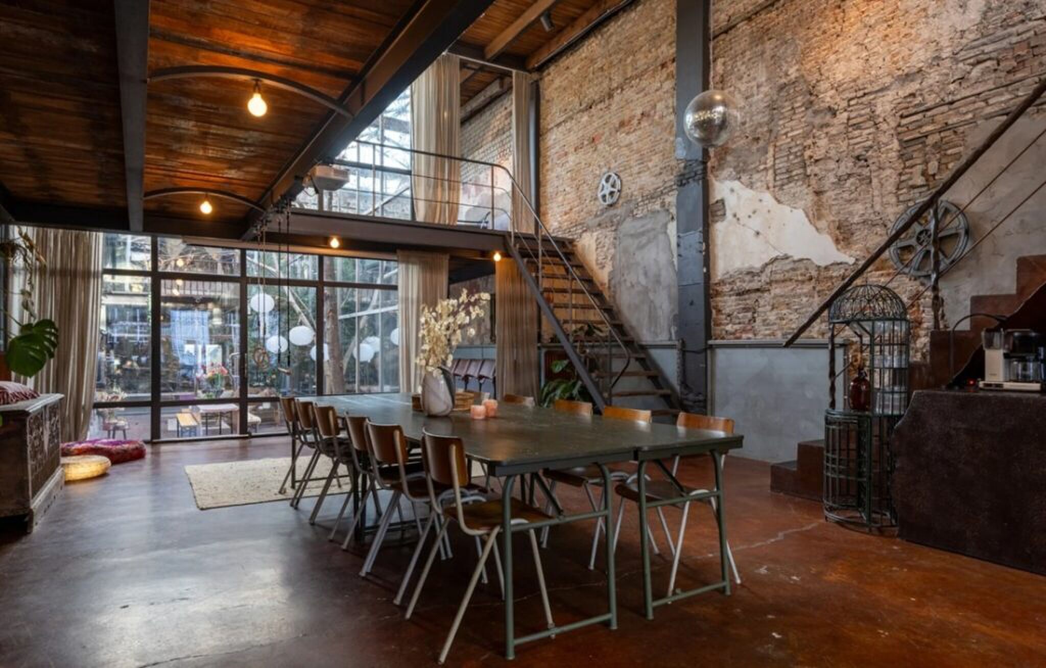 De eetkamer in de voormalige bioscoop die op Funda staat.