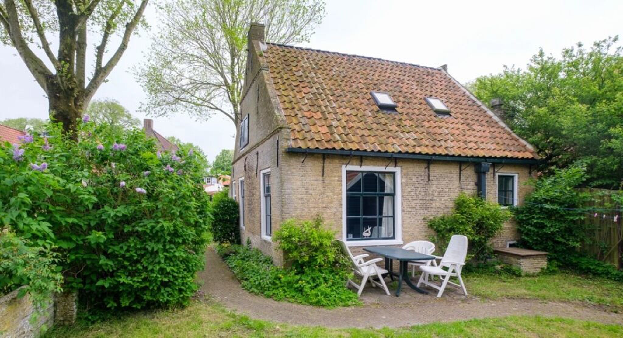 De achterzijde van de kluswoning op Ameland.