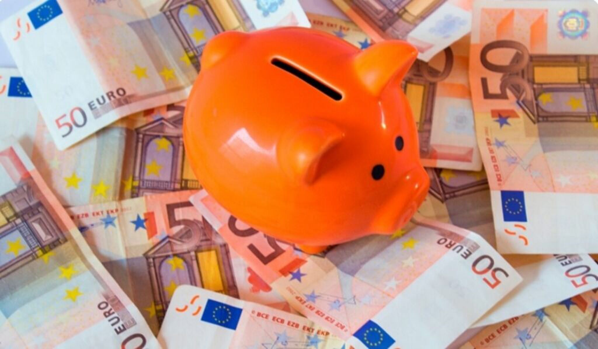 Een spaarvarken met cashgeld.