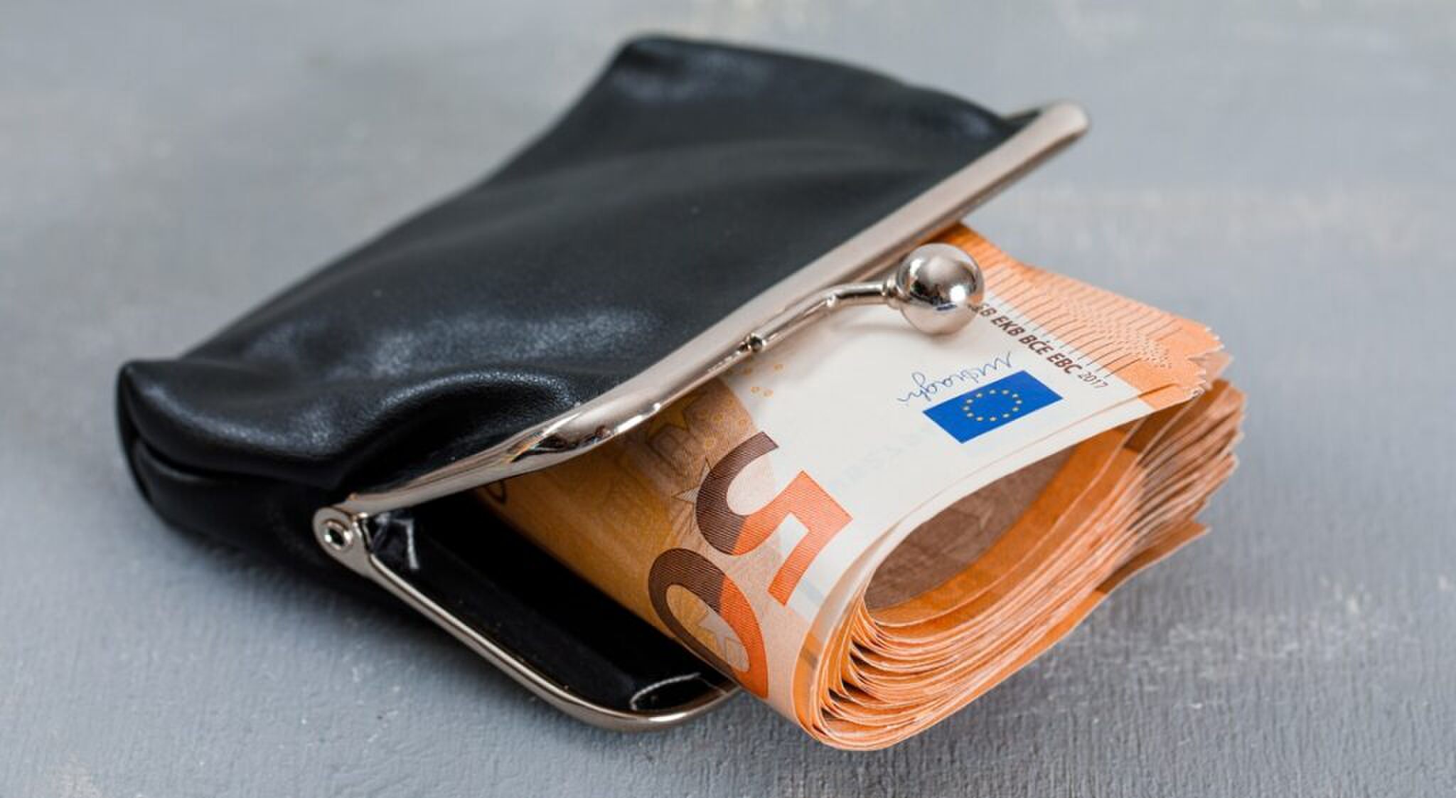 Cashgeld in een portemonnee, wat je kunt verdienen middels crypto en aandelen.