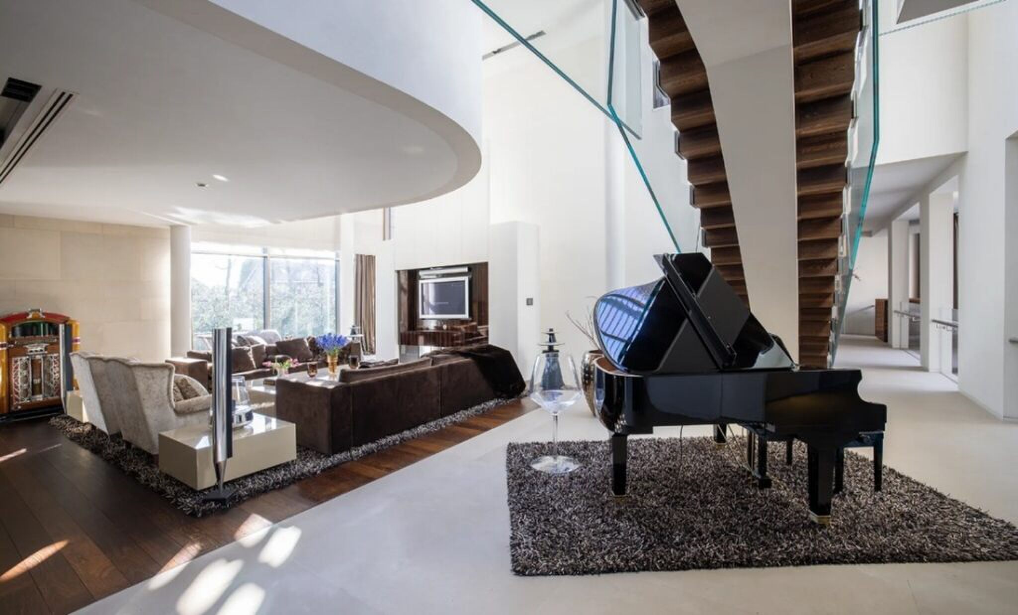 De luxe living met piano.