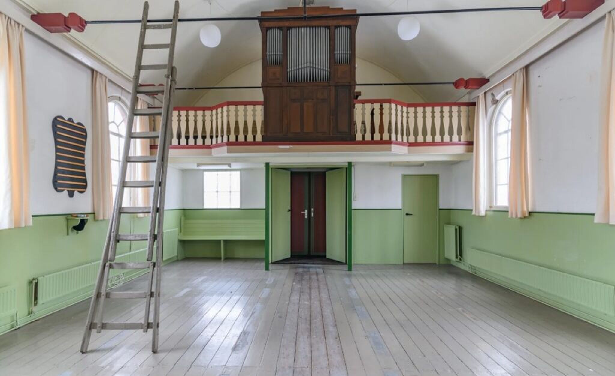 De binnenzijde van de kerk op Funda