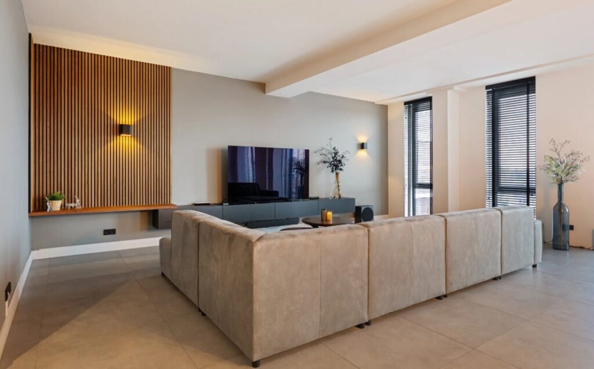 De living van de loft in Enschede.