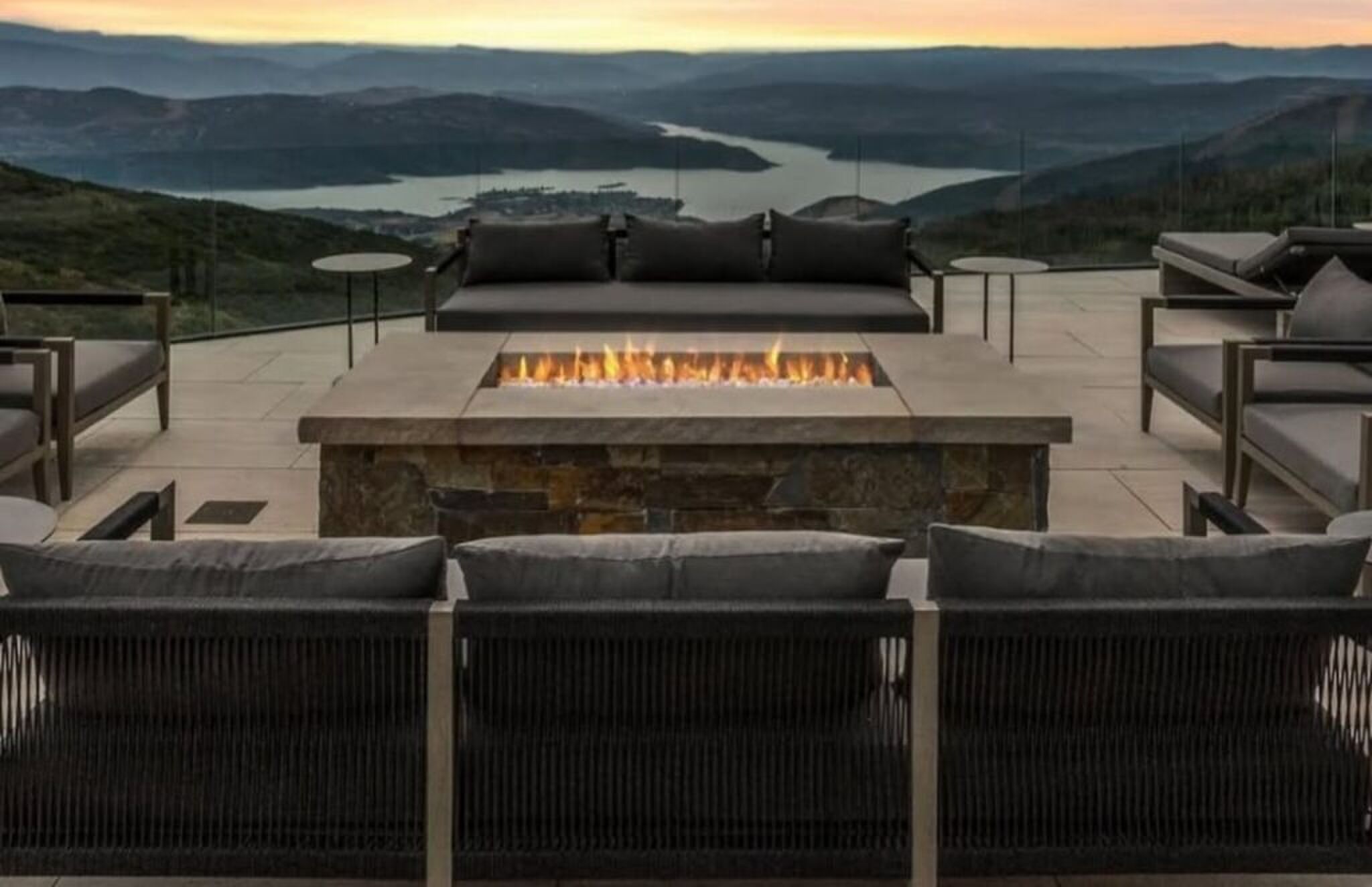 Een van de luxe buitenterrassen.