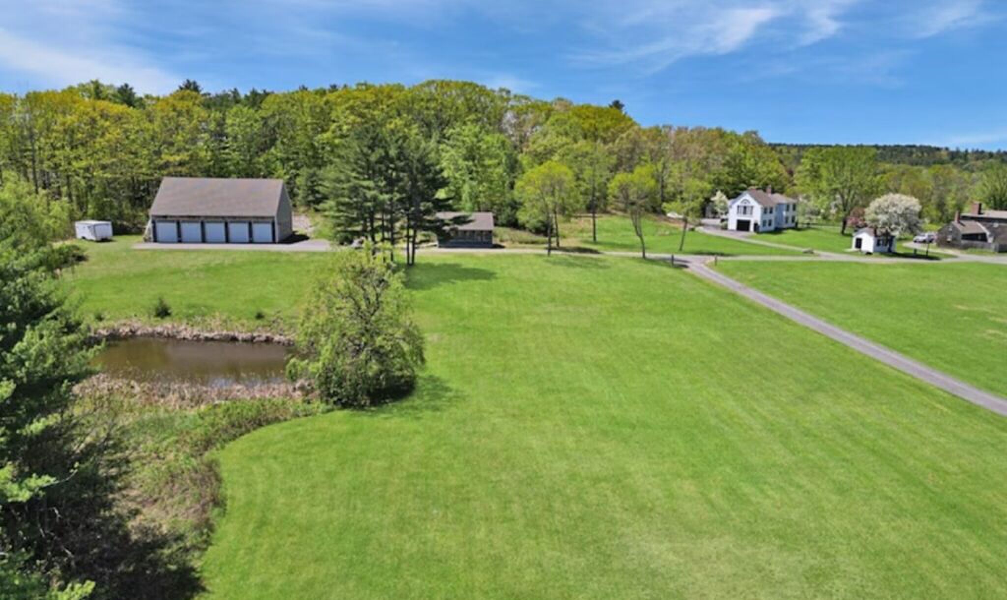 De uitgestrekte grasvelden en een van de meren.