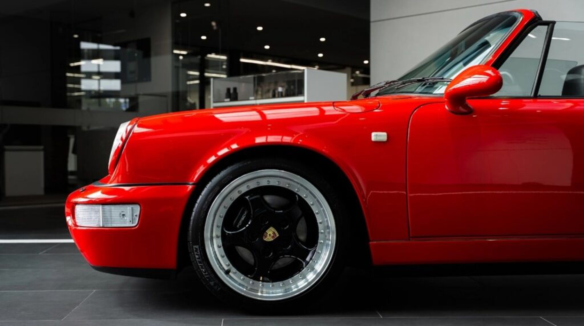 De zijkant van de Porsche van Snelle.