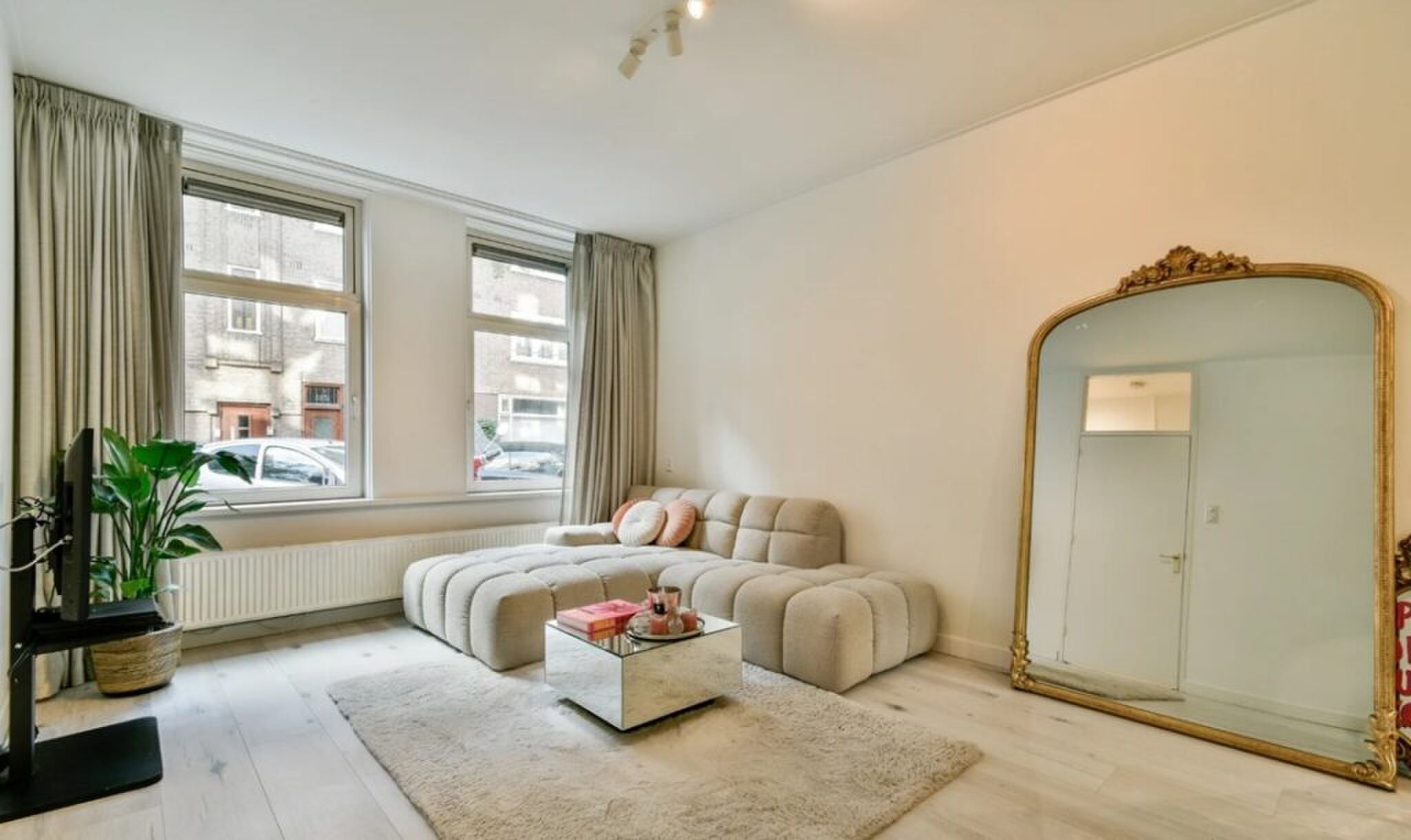 De living van het huis van Roxy Dekker.