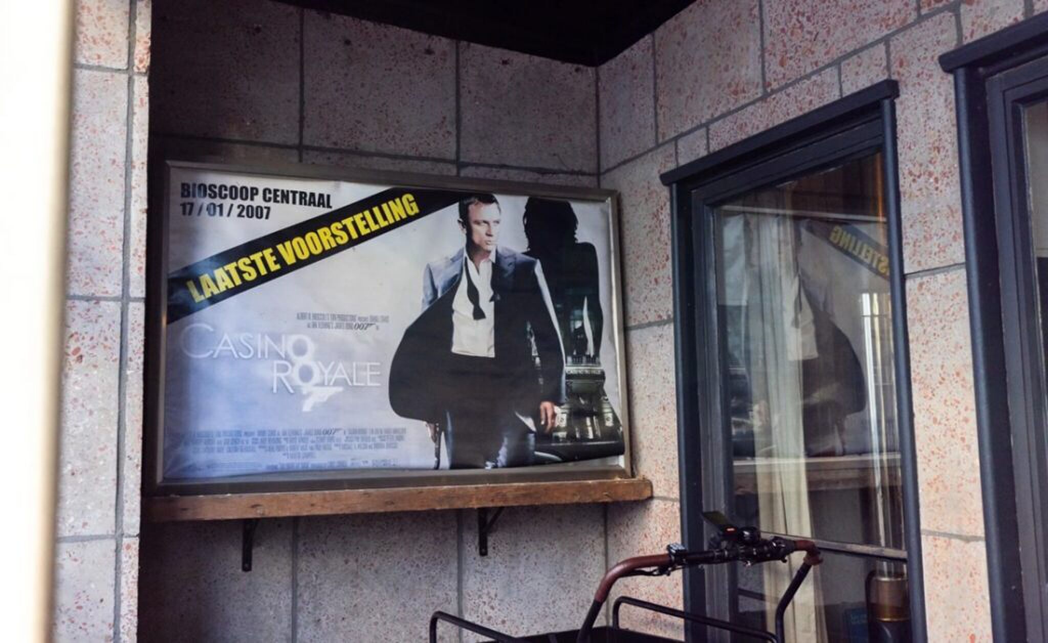 De grote filmposter op de gevel.