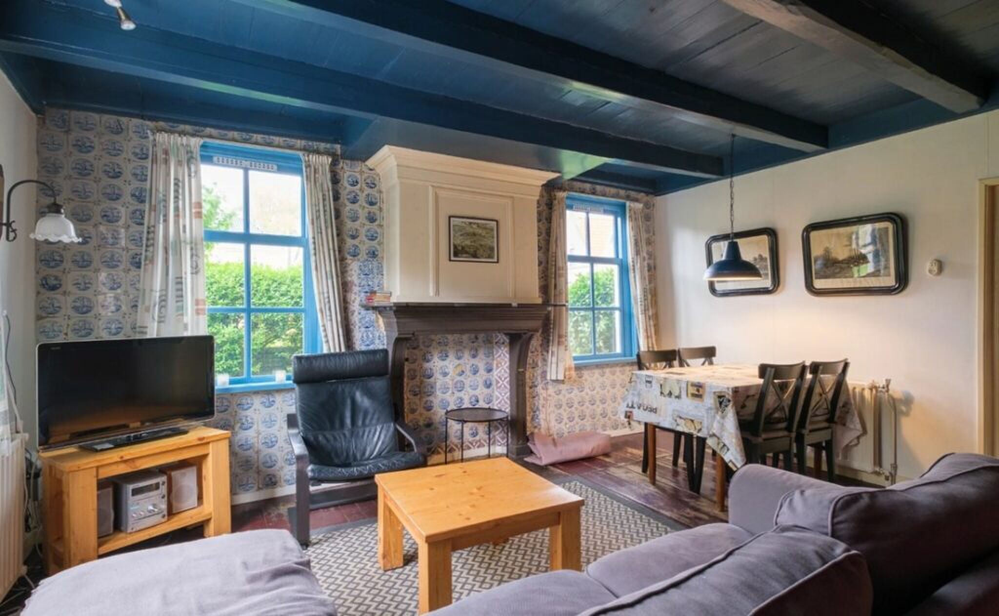 De woonkamer van de kluswoning op Ameland.