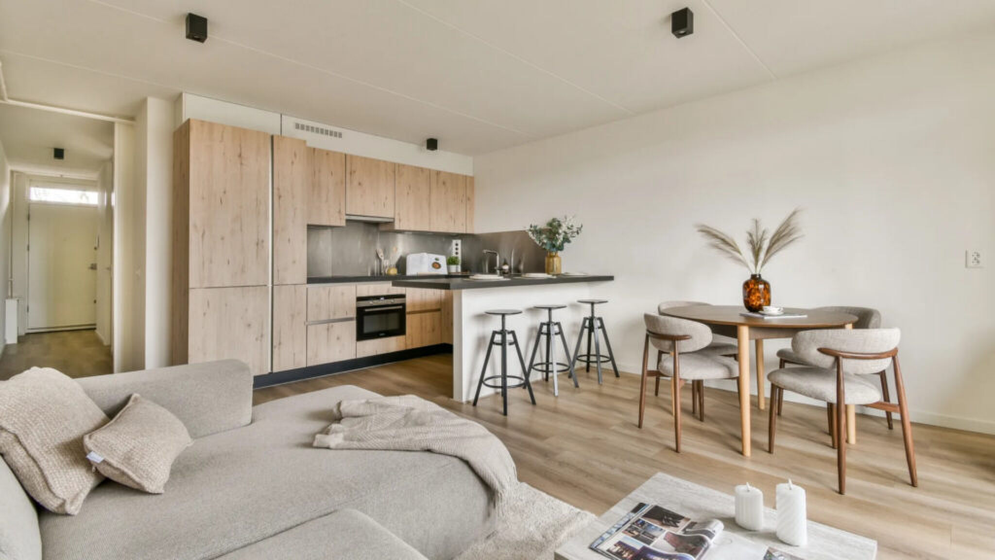 De keuken met houten afwerking in het appartement van Frank Rijkaard.