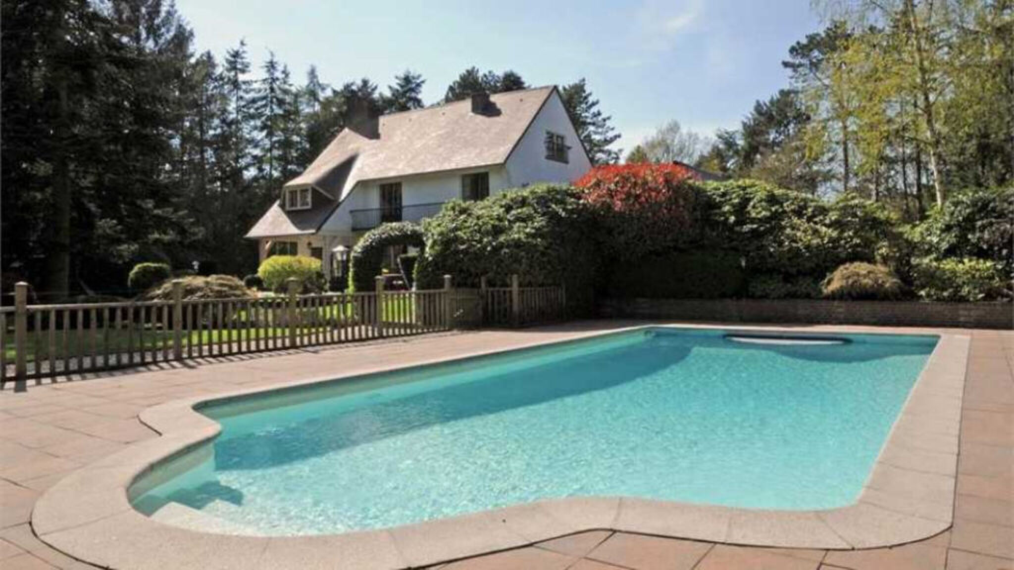 Het zwembad in de tuin van de villa van Ilse de Lange.