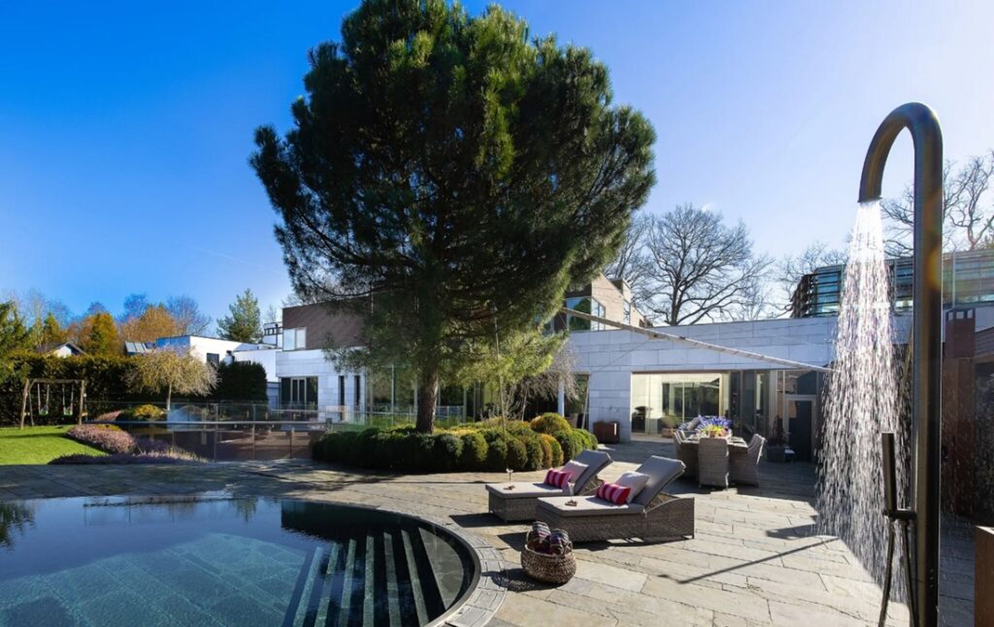 De achtertuin met zwembad.