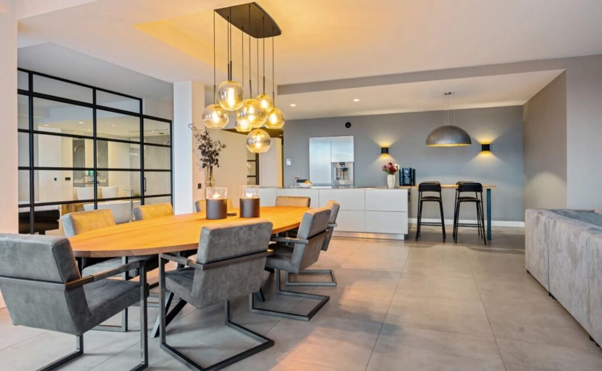 De eetkamer en keuken.