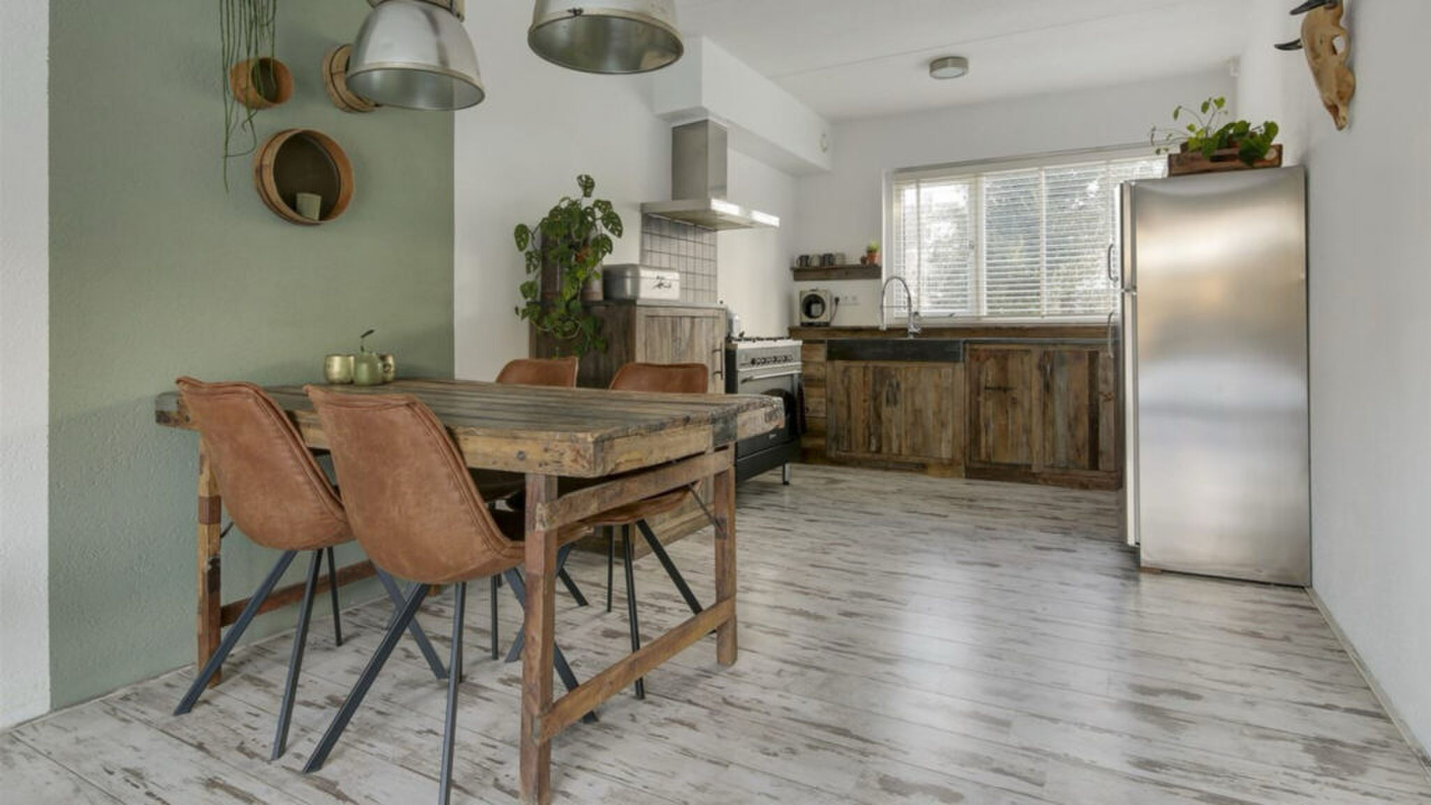 De eetkamer en keuken.