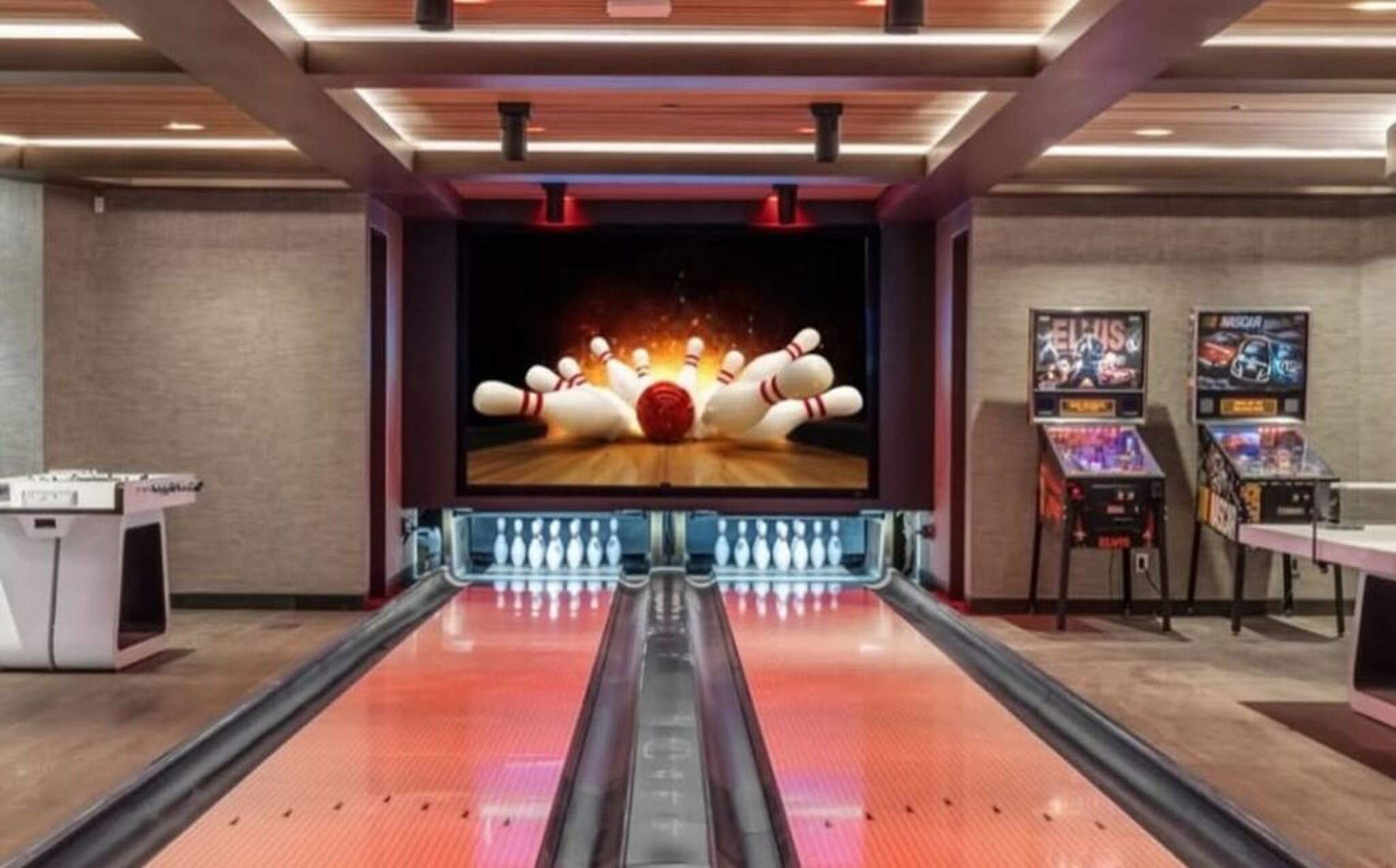 De bowlingbaan in het pand.