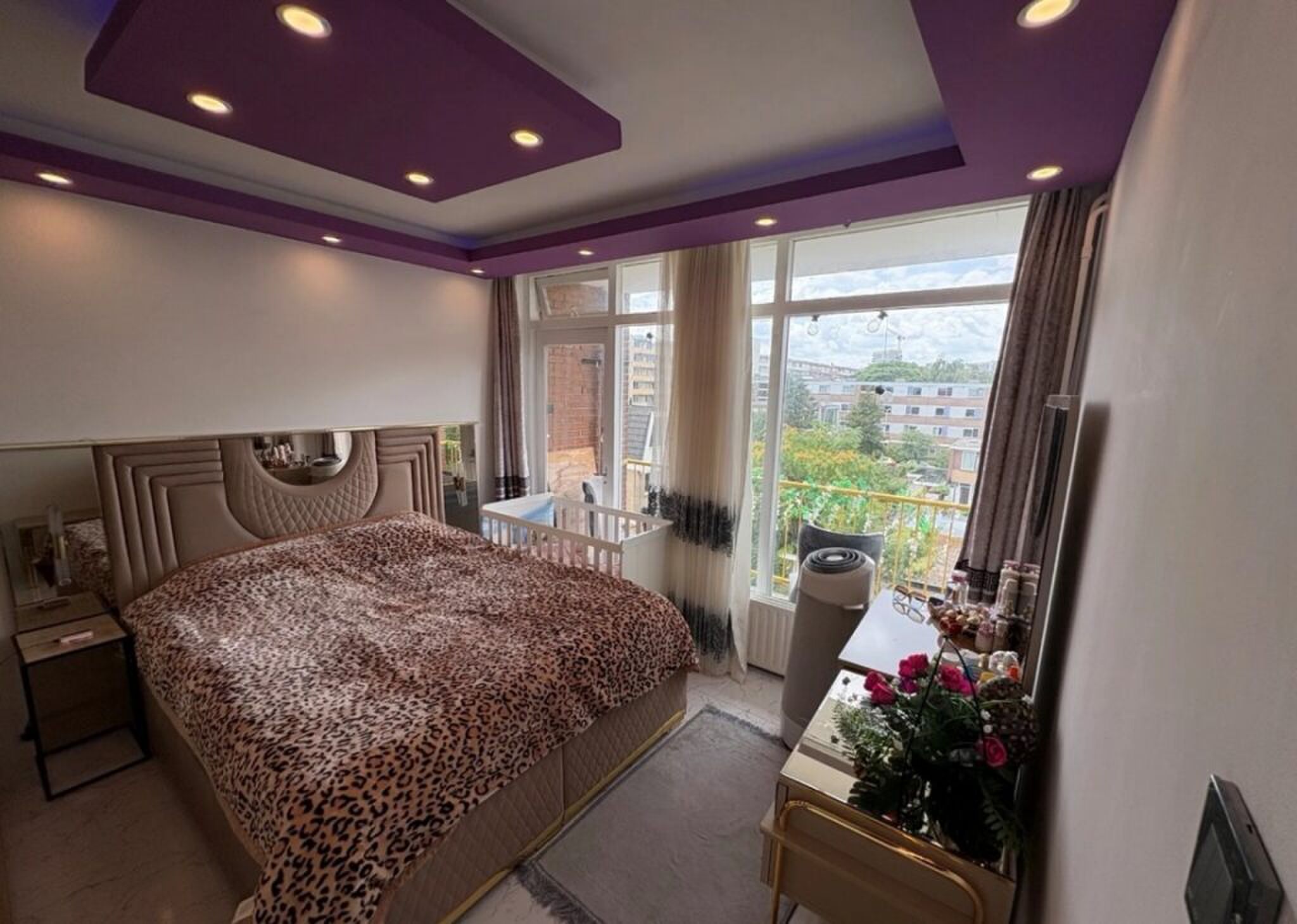 De opvallende slaapkamer van de woning.