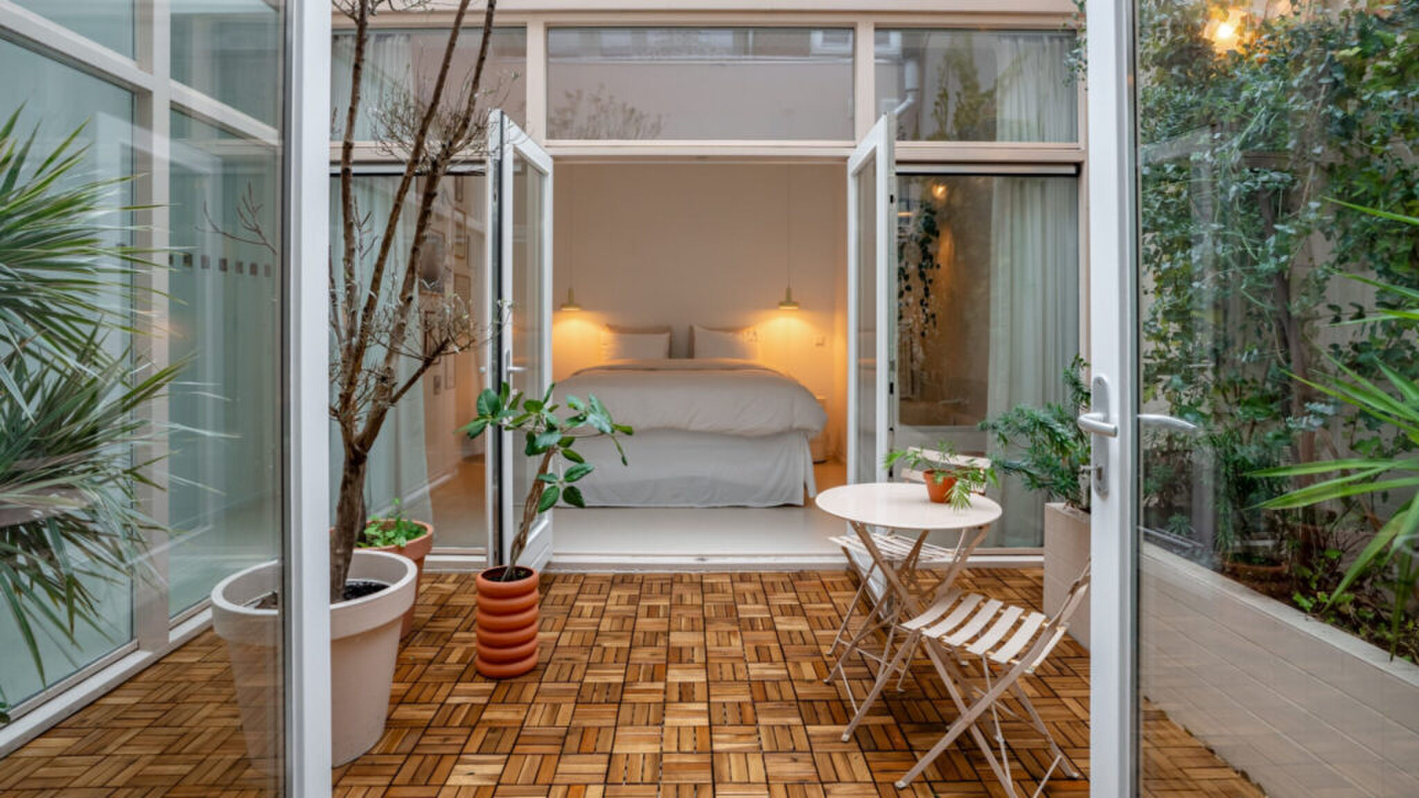 De patio en slaapkamer.