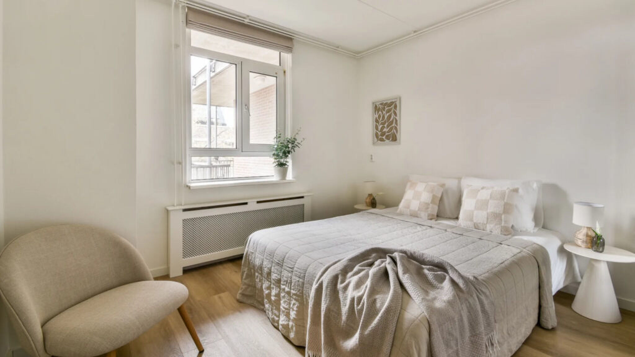 De keurig ingerichte slaapkamer.