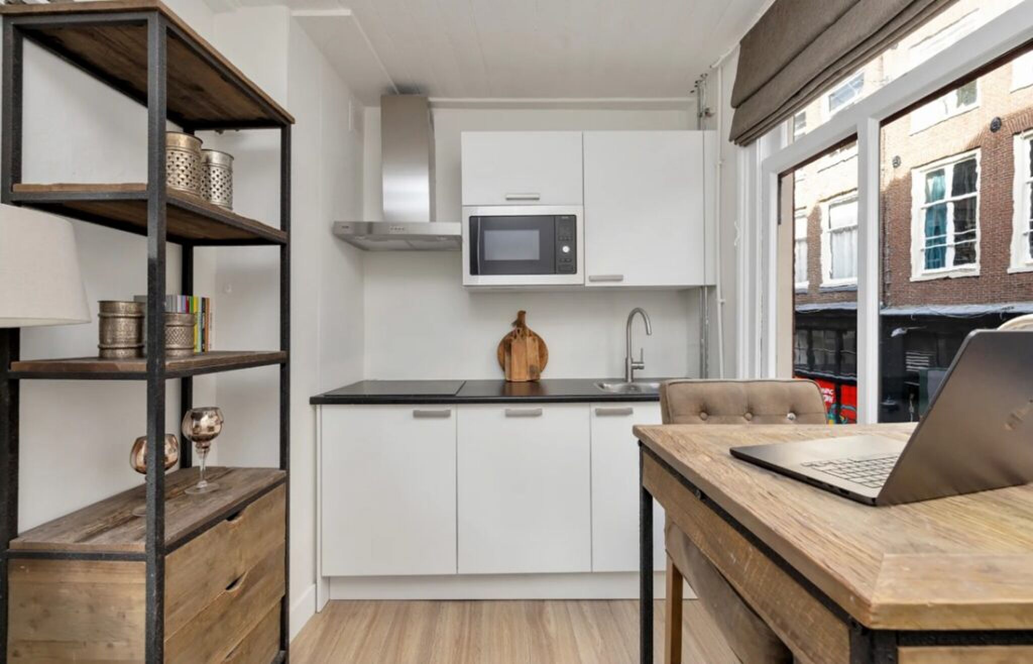 De op maat gemaakte keuken.