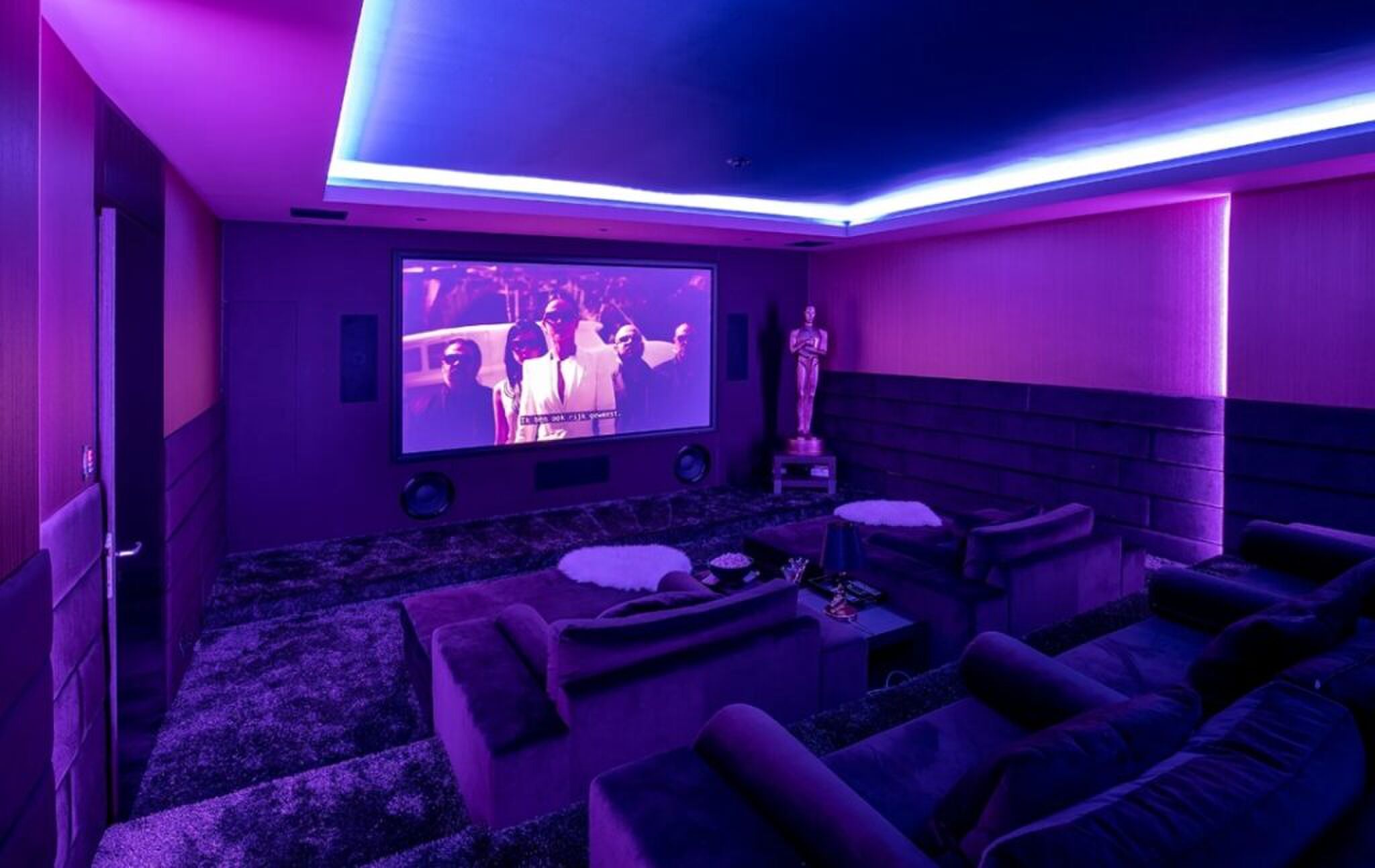 De thuisbioscoop met luxe banken.