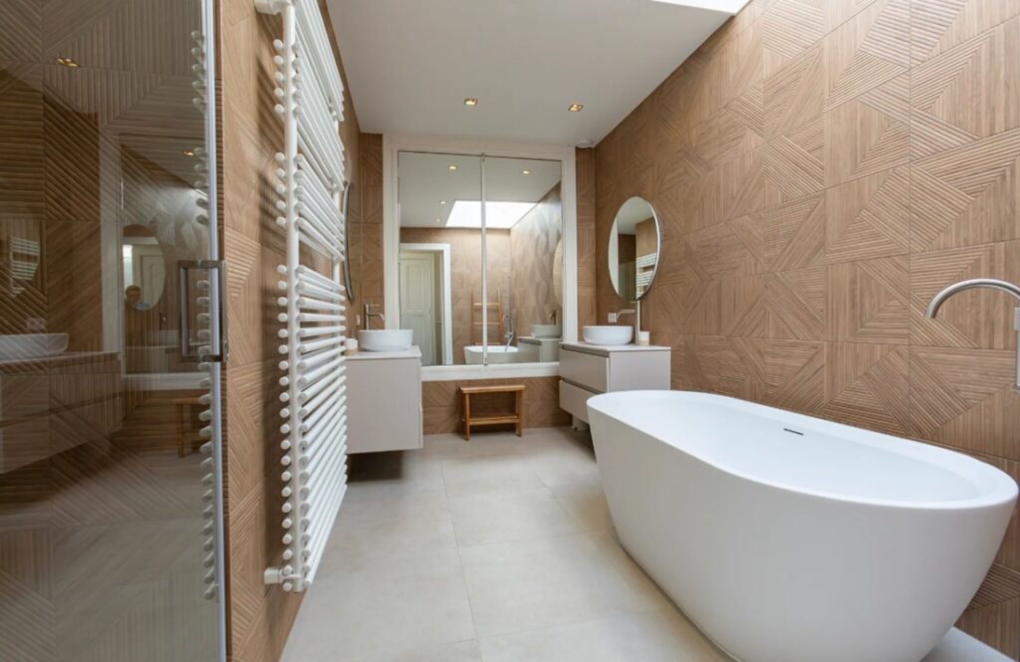 De luxe badkamer met ligbad.