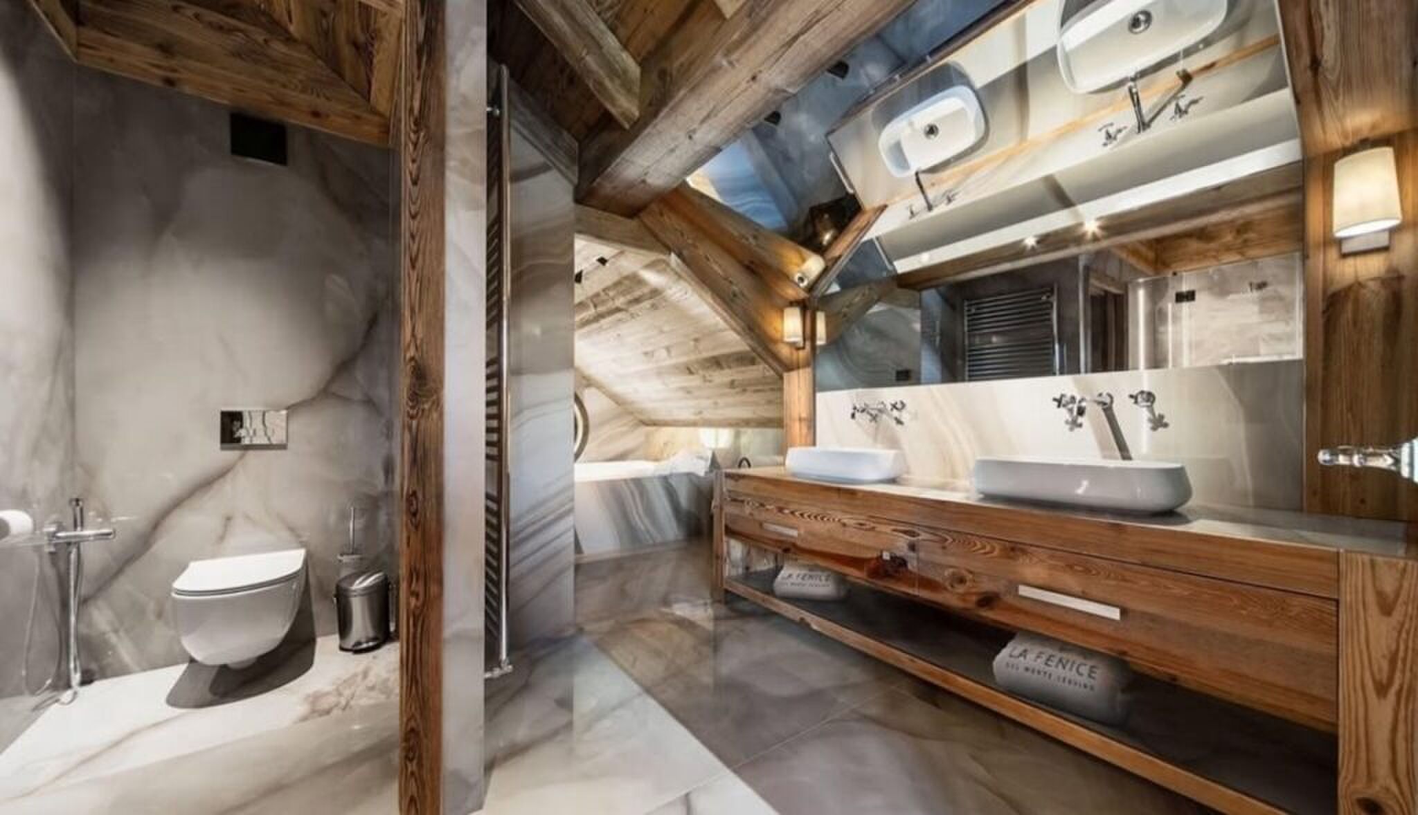 Een van de luxueuze badkamers.