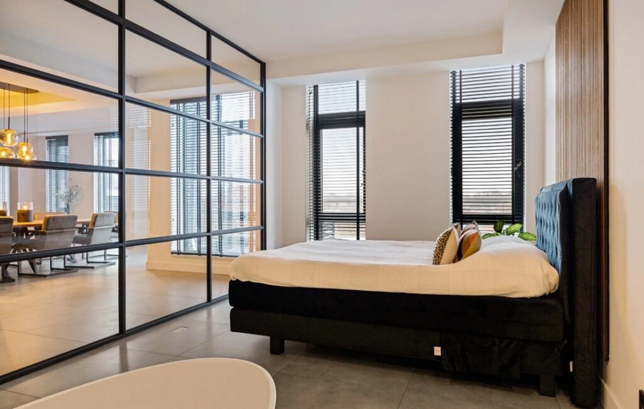 De slaapkamer met kingsize bed.