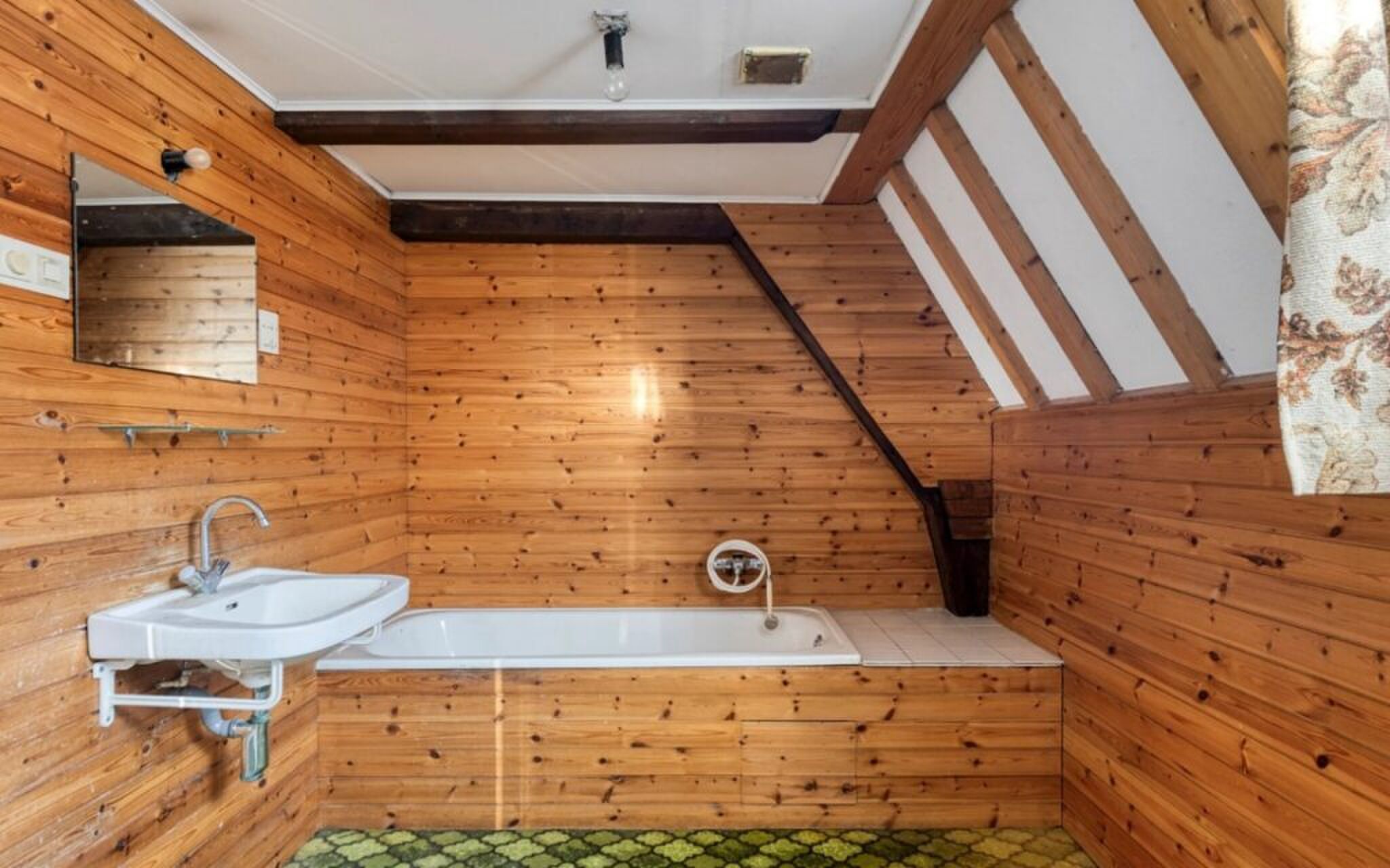 De houten badkamer in het pand.