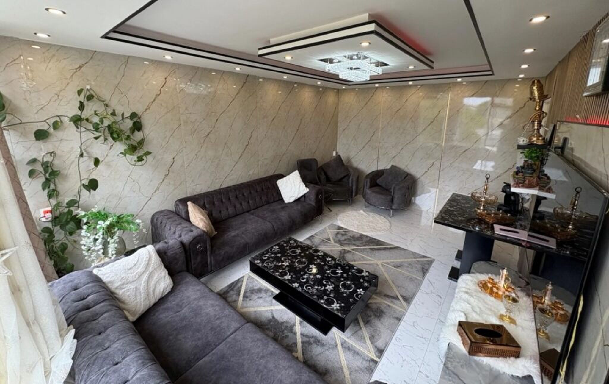 De woonkamer met opvallende elementen.