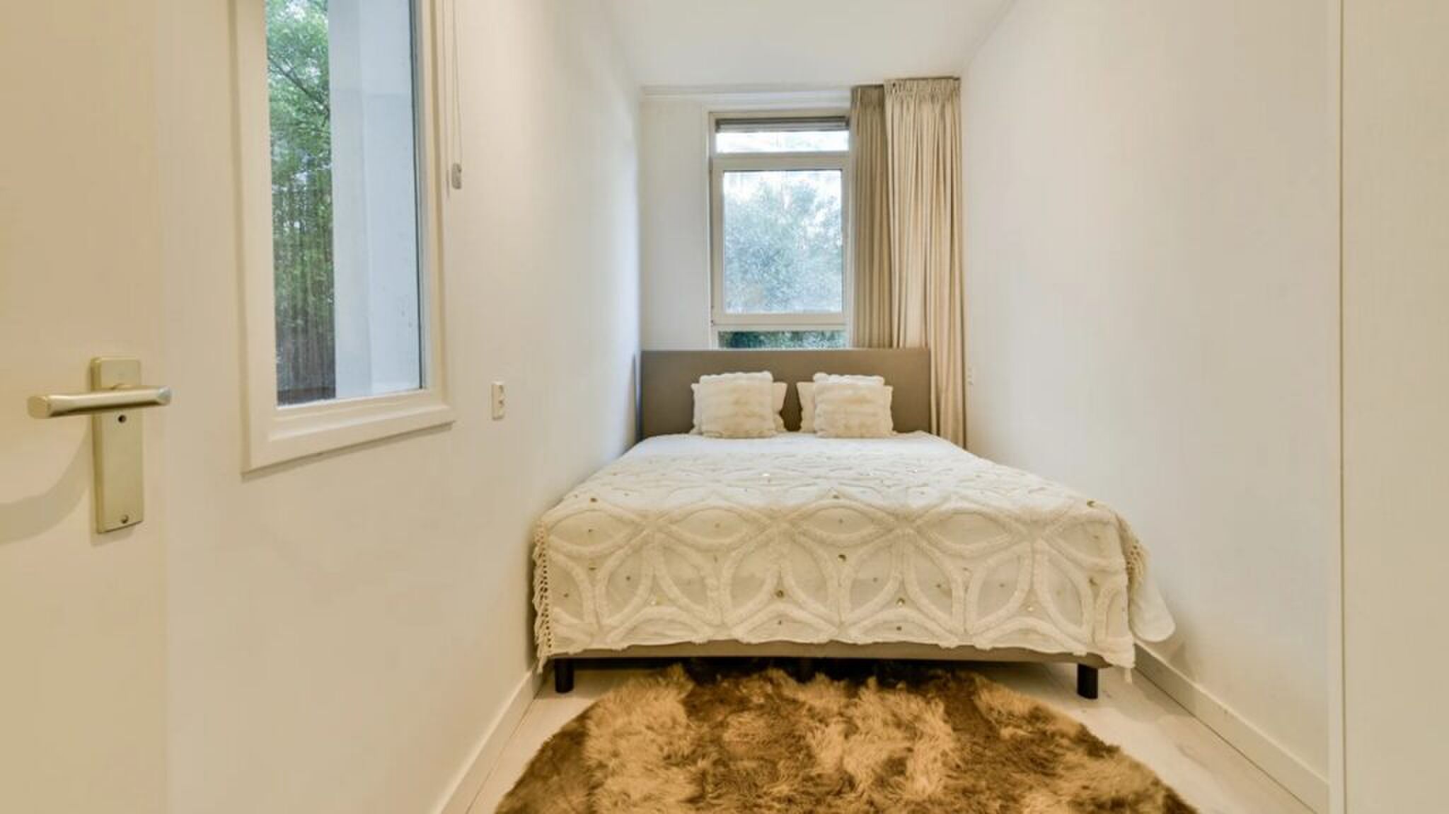 De praktisch ingedeelde slaapkamer.