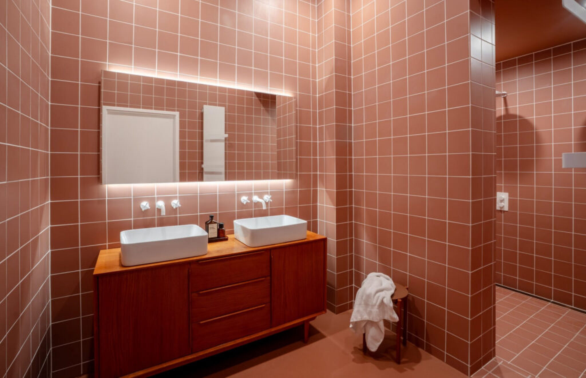 De badkamer met verhoogd plafond.