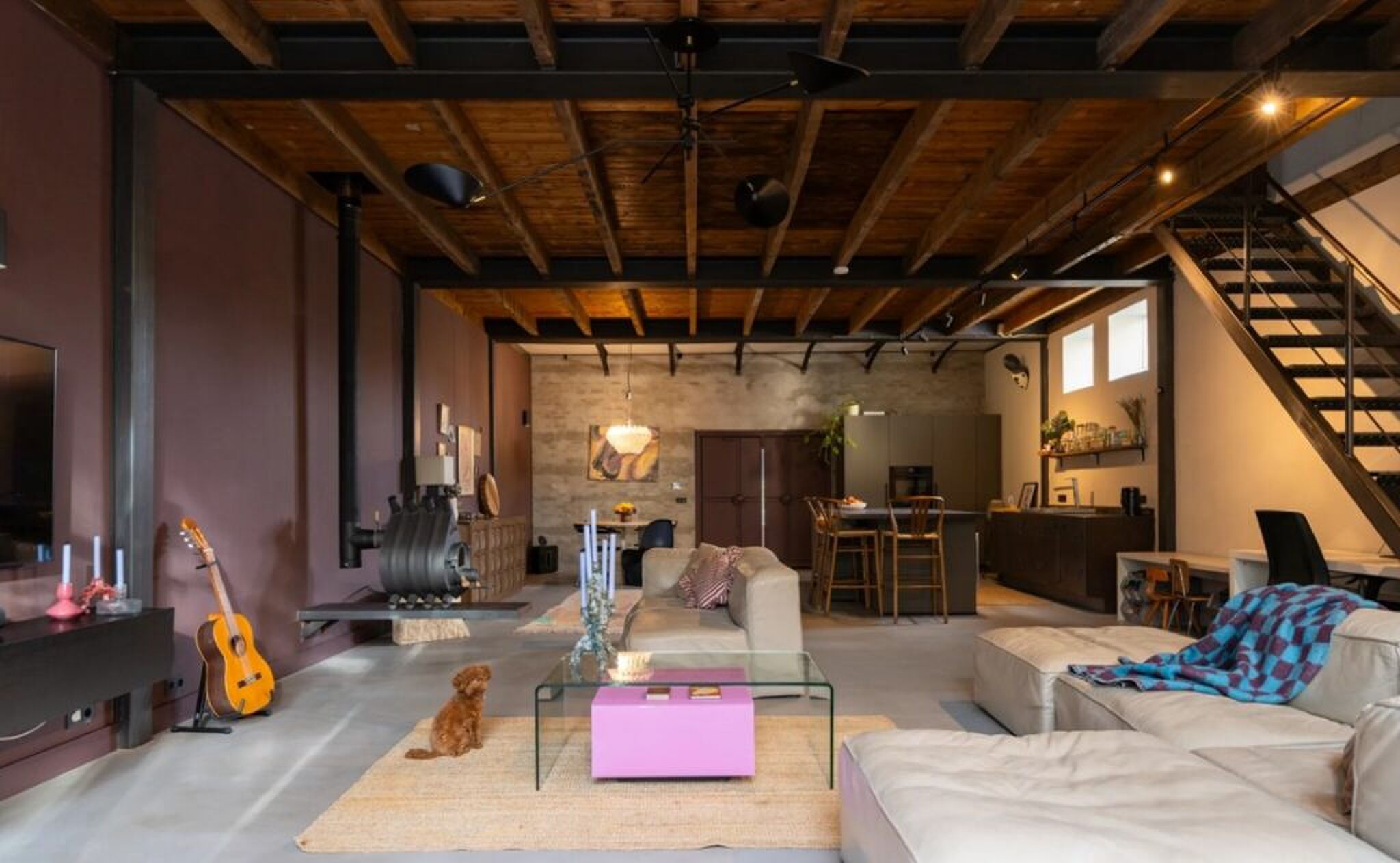 De living van de voormalige bioscoop op Funda.