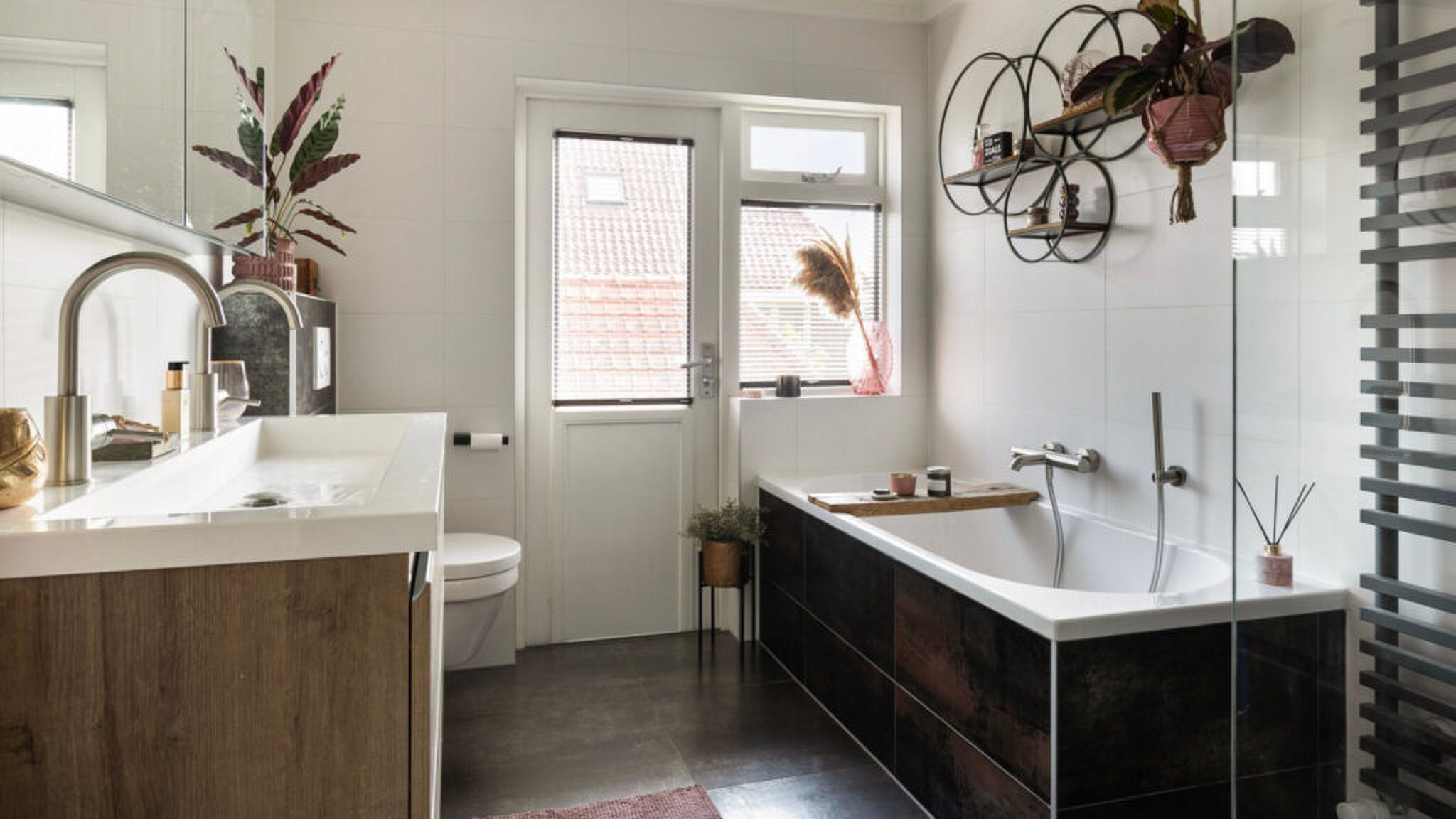 De en suite badkamer met ligbad.