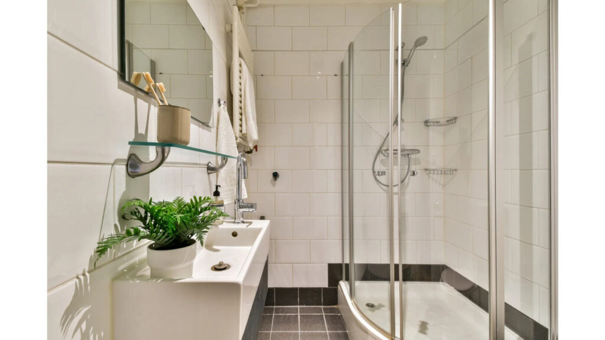 De badkamer met inloopdouche.