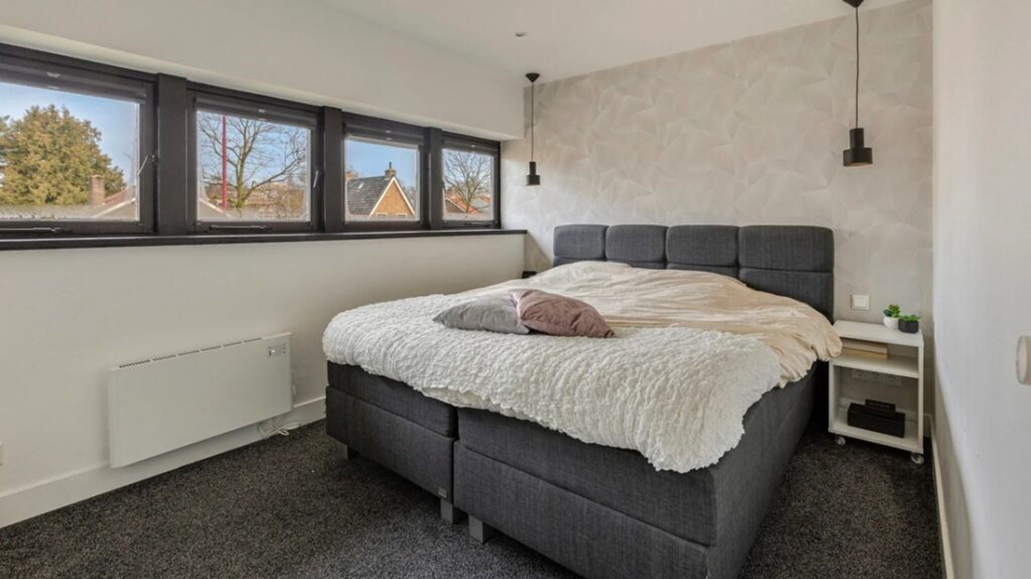 De slaapkamer met kingsize bed.