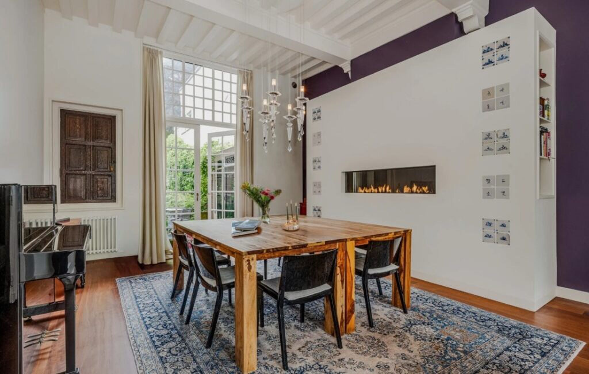 De eetkamer met moderne haard.