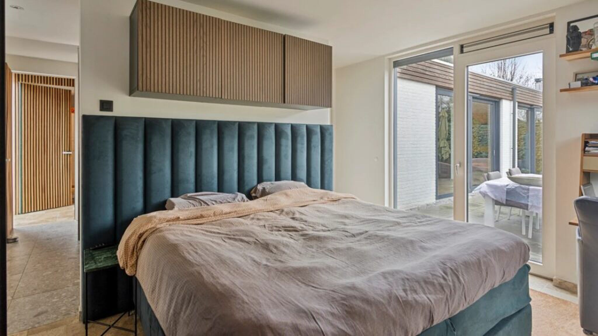 De slaapkamer met toegang tot het terras.