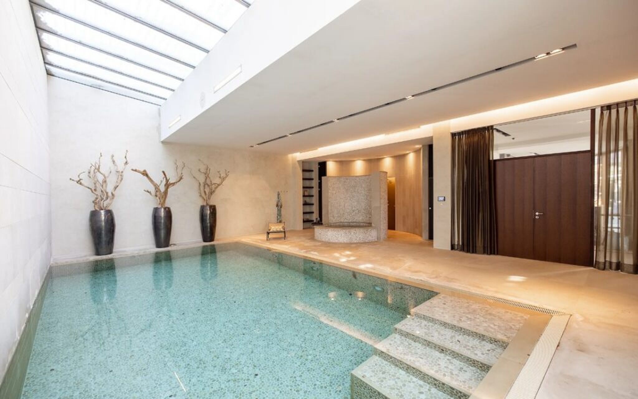 Het royale binnenzwembad.